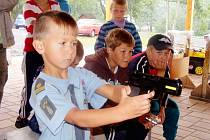 Dětské tábory navštěvují policisté pravidelně. Během dne jim ukáží nejen svou výzbroj a výstroj, ale také jak umí zatočit s padouchy.