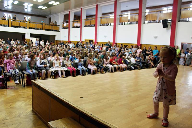 Zvonečkový rituál absolvovali v pondělí 2. září noví prvňáčci Základní školy Suchdol nad Odrou.