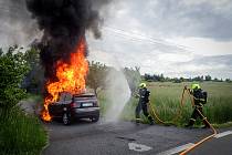 Hasiči svým rychlým zásahem dostali požár osobního automobilu pod kontrolu během pár minut za pomoci jednoho vodního proudu, celková likvidace požáru jim pak zabrala dalších 20 minut.