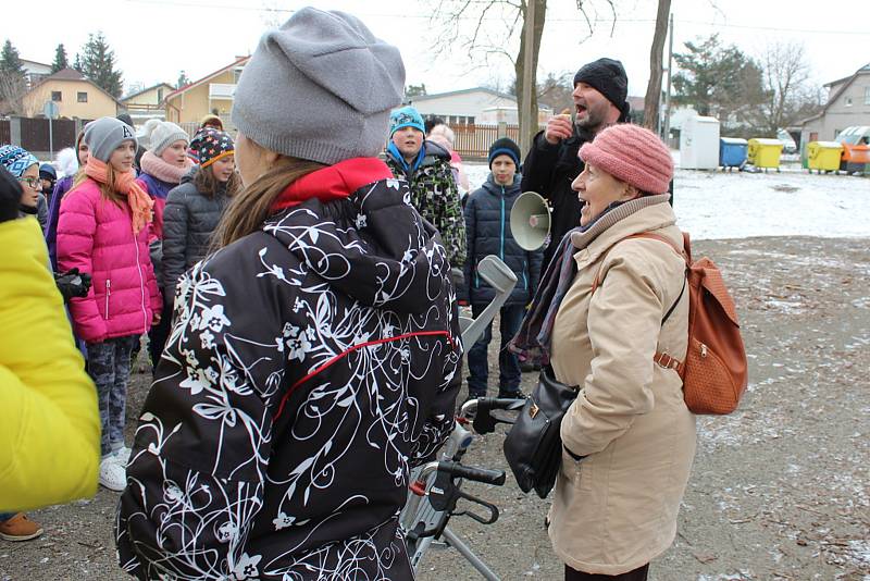 Hodinu před polednem se sešly děti z Frenštátu pod Radhoštěm u řeky Lomná, do níž společně s dospělým doprovodem vhodily Mařenu - symbol zimy.