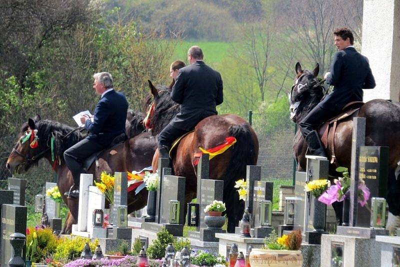 Jízda kolem osení, nebo také Rajtování, je prastarý zvyk jehož historie sahá až k dobám po bitvě na Bílé hoře. Lukavec, místní části Fulneku, je jediným místem v České republice, kde se tato velikonoční tradice dodržuje dlouhá léta do dnešních dnů.