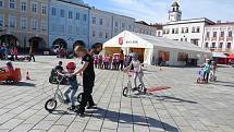 Stovky dětí zavítaly v pátek 26. dubna na Masarykovo náměstí a do parku k Žerotínskému zámku v Novém Jičíně k oslavám Dne Země.