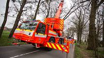 K bezpečnému pokácení nebezpečně nakloněného stromu si hasiči do Velkých Albrechtic povolali jeřáb.