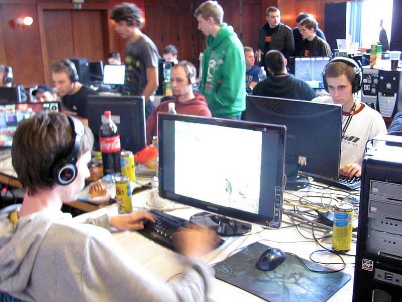 Od pátku do neděle mohli změřit své síly hráči ze všech koutů republiky v druhém ročníku Creontech LAN party II. Přišla jich rovná stovka.