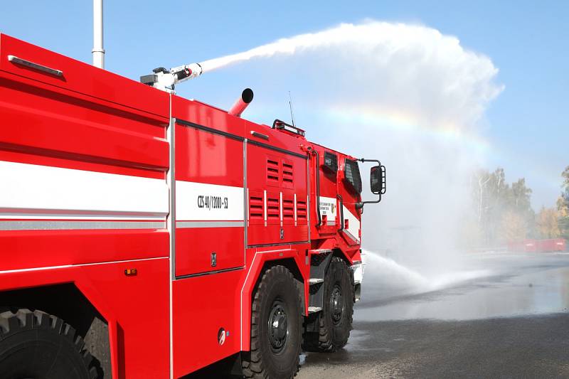 Předání nových zodolněných hasičských speciálů.