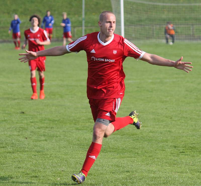 Novojičínští fotbalisté (v červeném) doma porazili Havířov 3:1.