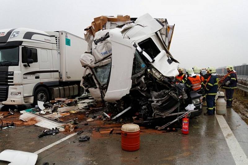 Srážka dvou nákladních aut zablokovala ve středu odpoledne na Novojičínsku dálnici D1 ve směru na Ostravu.