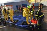 Tři desítky profesionálních a dobrovolných hasičů z pěti jednotek zaměstnal v pátek odpoledne a večer únik kapalného benzolu z železniční cisterny v železniční stanici Studénka.