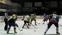 Hokejisté Nového Jičína (v modrém) porazili HC Zubr Přerov 4:1.