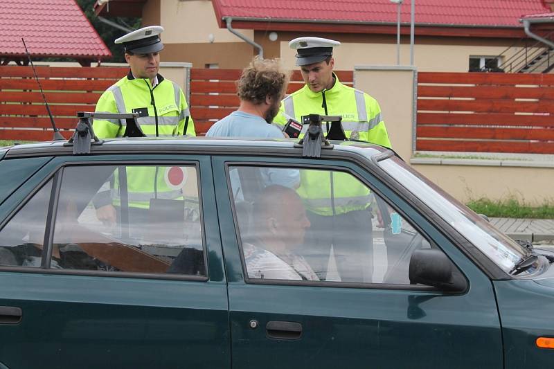 Policejní akce Řídím, piju nealko pivo na odstavné ploše u restaurace Myslivna v Kuníně.