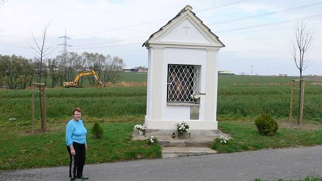 Paní Škvareková s manželem se o lípy starají každý den.