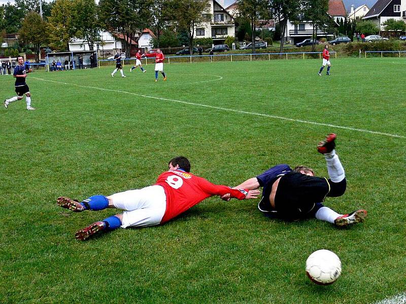 Tichavští fotbalisté (v tmavě modrém) si v neděli 9. října doma poradili se soupeřem z Lichnova, kterého porazili 3:2.