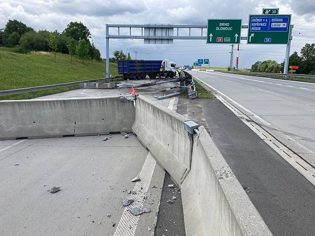 Nehoda kamionu, dálnice D48, Příbor, zásah hasičů, 11. července 2022.