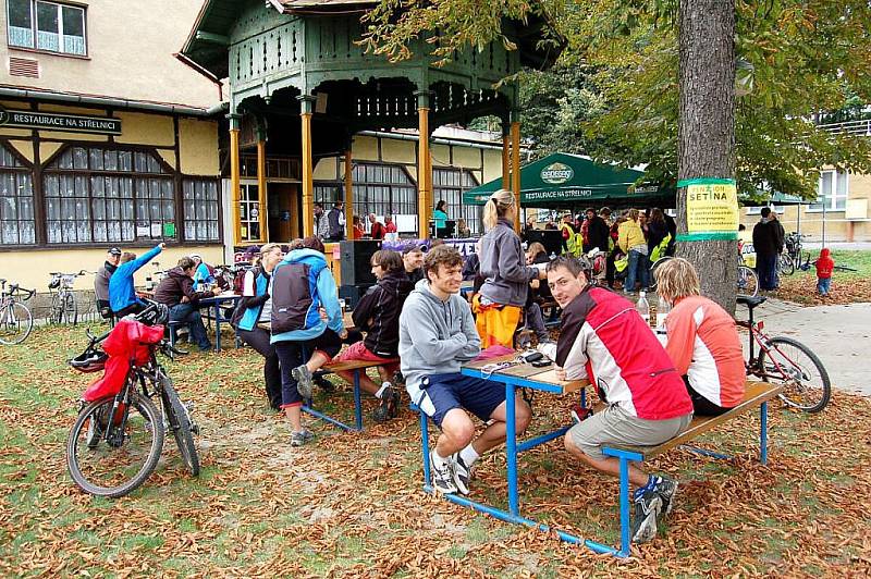 Možná už kolem ní neprocházejí muži v oblecích s klobouky, přesto je u restaurace Na Střelnici v Bílovci značně živo.