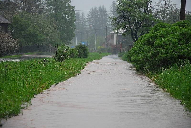 Bordovice, chodník - pondělí 17. května, dopoledne.