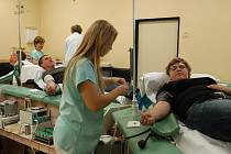 V transfuzních stanicích mohou dárci darovat buď- to plnou krev, nebo plazmu. Z důvodu možnosti častějších odběrů v současné době lidé volí spíše druhou variantu. 