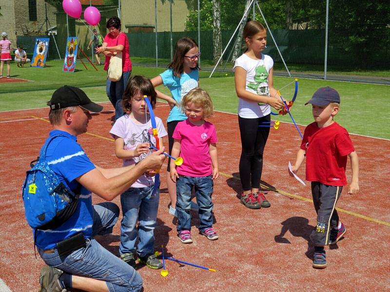 První červnová sobota se v Šenově u Nového Jičína nesla ve znamení oslav. U příležitosti dětského dne tam slavnostně otevřeli nově vybudované sportoviště, které nabízí dětem i dospělým rozmanité prvky.