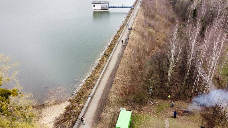 Likvidace náletových dřevin na hrázi Větřkovické přehrady u Kopřivnice