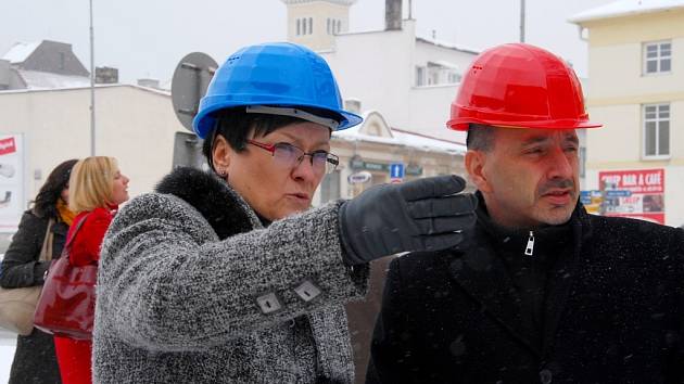 Na snímku starostka Frenštátu pod Radhoštěm Zdeňka Leščišinová s ministrem průmyslu a obchodu Martinem Kubou.  