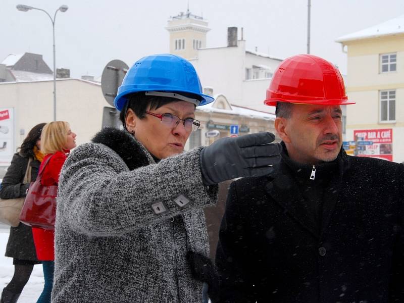 Na snímku starostka Frenštátu pod Radhoštěm Zdeňka Leščišinová s ministrem průmyslu a obchodu Martinem Kubou.  