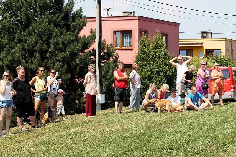 Petřkovičtí hasiči se nakonec vody dočkali a jejich zásah ocenili přítomní spontánním potleskem.