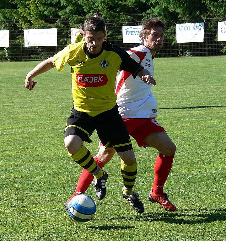 Šlágr 29. kola Moravskoslezské divize, skupiny E, viděli diváci v Jakubčovicích nad Odrou, kam zavítal lídr soutěže, FC Tescoma Zlín B.