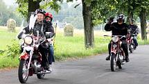 Pošesté se sjeli v sobotu 20. července k Památníku bratří Strnadlů a Jana Knebla v Trojanovicích majitelé historických motocyklů. 