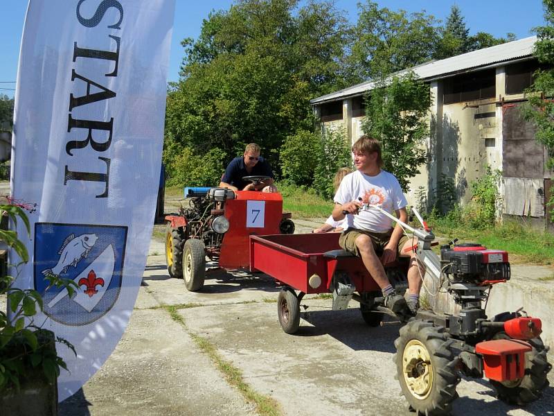 Na patnáct malotraktorů i větších traktorů – zetorů – se v sobotu 27. srpna postavilo na start závodu ve druhém ročníku traktoriády, která se konala v areálu bývalého kravína v obci Rybí. 