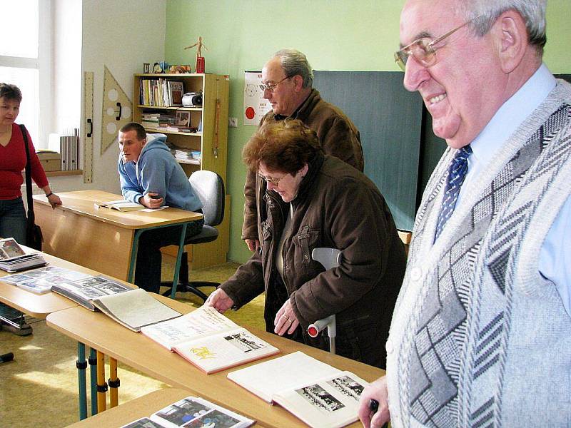 Desítky bývalých i současných žáků i učitelů mířily o víkendu do základní školy v Lubině, části Kopřivnice. Škola letos slaví 110 let od založení.