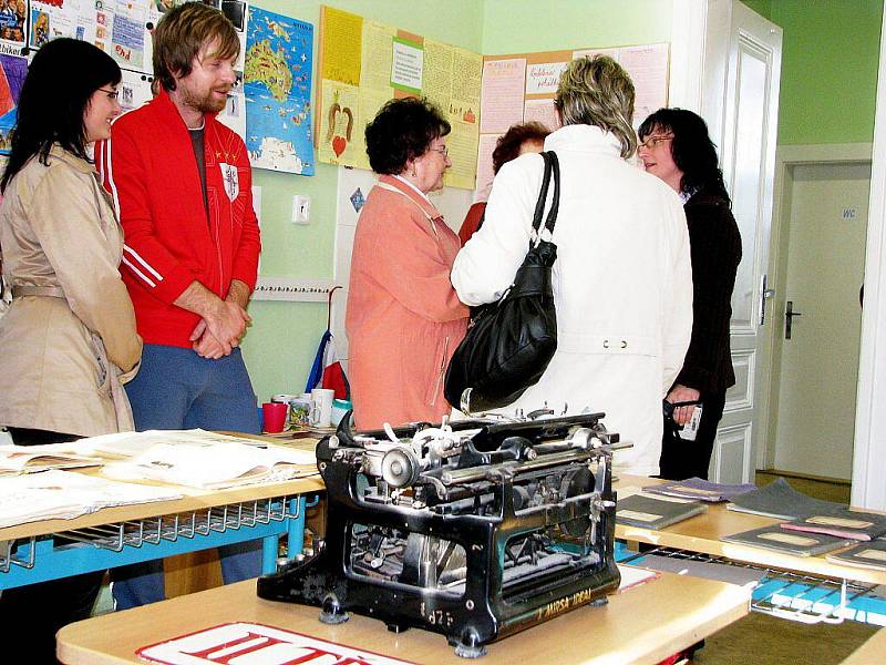 Desítky bývalých i současných žáků i učitelů mířily o víkendu do základní školy v Lubině, části Kopřivnice. Škola letos slaví 110 let od založení.