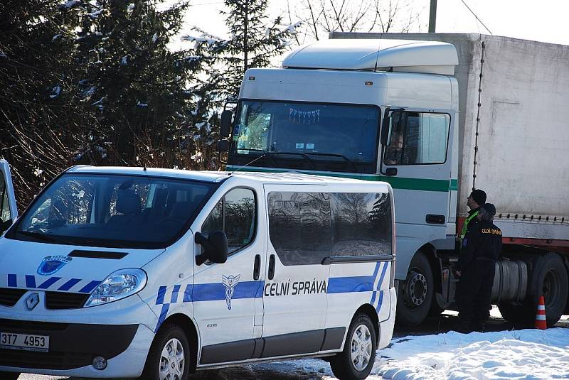 Rapidní nárůst mrtvých na silnicícha neukázněnost řidičů vede policejní složky k represivním opatřením. Tou byla v úterý 10. února akce, namířena předevšímna kontrolu nákladních vozidel.