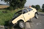 Takto skončilo v pondělí 5. září vozidlo Škoda Favorit poté, co jeho řidiče napadla vosa. Řidič i dva tříletí chlapci z nehdoy naštěstí vyvázli s lehčími zraněními. Auto potřísněné malířskou barvou nakonec začalo hořet.