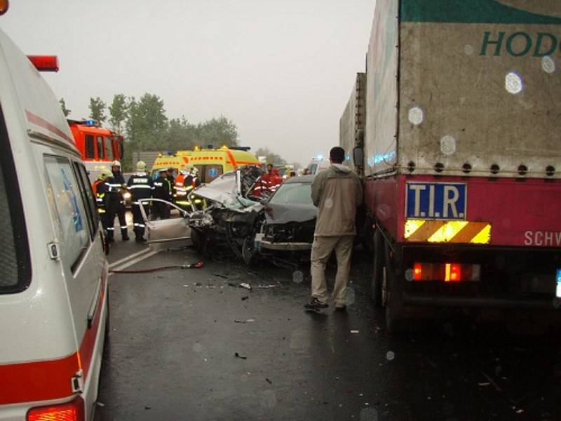 Při střetu tří osobních aut a dvou nákladních byli dva lidé těžce zraněni.