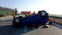 Převrácený na střeše skončil osobní vůz Peugeot 206 po havárii na dálnici u Bílova.