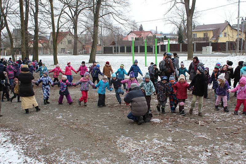 Hodinu před polednem se sešly děti z Frenštátu pod Radhoštěm u řeky Lomná, do níž společně s dospělým doprovodem vhodily Mařenu - symbol zimy.