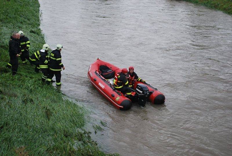 Sedm jednotek hasičů bylo v sobotu odpoledne povoláno k pátrání po pohřešované osobě v řece Lubina.