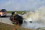Požár osobního vozidla Opel Omega museli v sobotu 20. února krátce před polednem likvidovat přímo na dálnici D1 dvě jednotky hasičů.