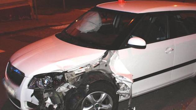 Řidič v Novém Jičíně se při průjezdu zatáčkou střetl se sloupem veřejného osvětlení.