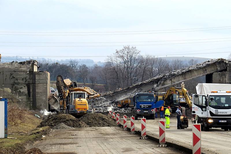 Spadlý most při rekonstrukci dálnice D48 u Příbora.