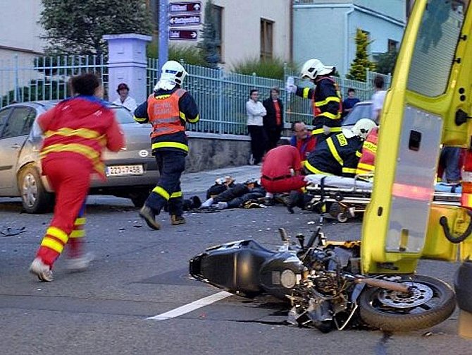Vážným zraněním devatenáctiletého řidiče motocyklu a jeho sedmnáctileté spolujezdkyně skončila dopravní nehoda, která se stala na Hřbitovní ulici v Novém Jičíně v neděli 13. září.