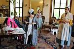 Oblékání hraběnky Walburgy v neděli 15. května 2022 na zámku v Kuníně.
