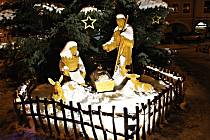 Ve Frenštátě pod Radhoštěm je pod vánočním stromem betlém.