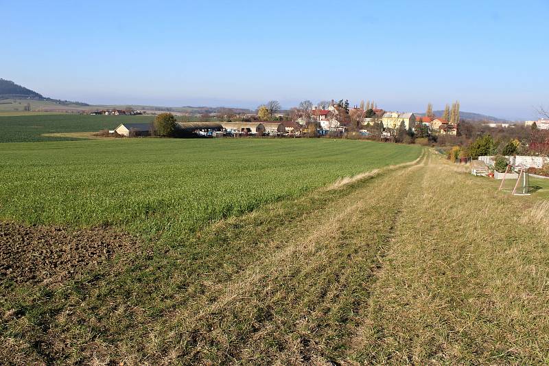 Pozemky navazující na stávající zástavbu v loklaitě Pod Skalkou prodalo město Nový Jičín developerovi. Sklízí za to kritiku. Listopad 2021.