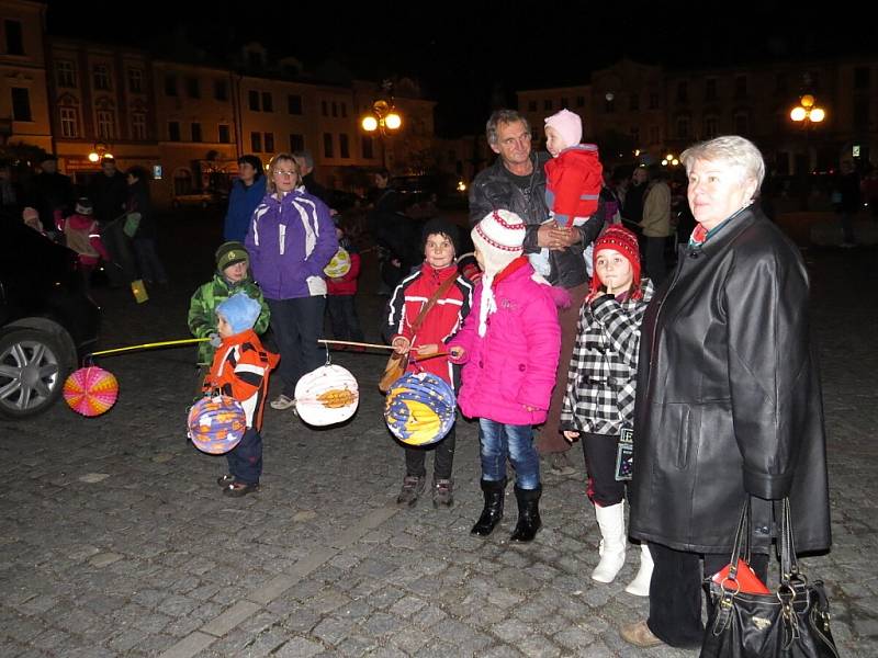 Položením kytic a věnců a lampionovým průvodem uctili v pátek 9. listopadu v Příboře památku válečných veteránů a padlých ve světových válkách.