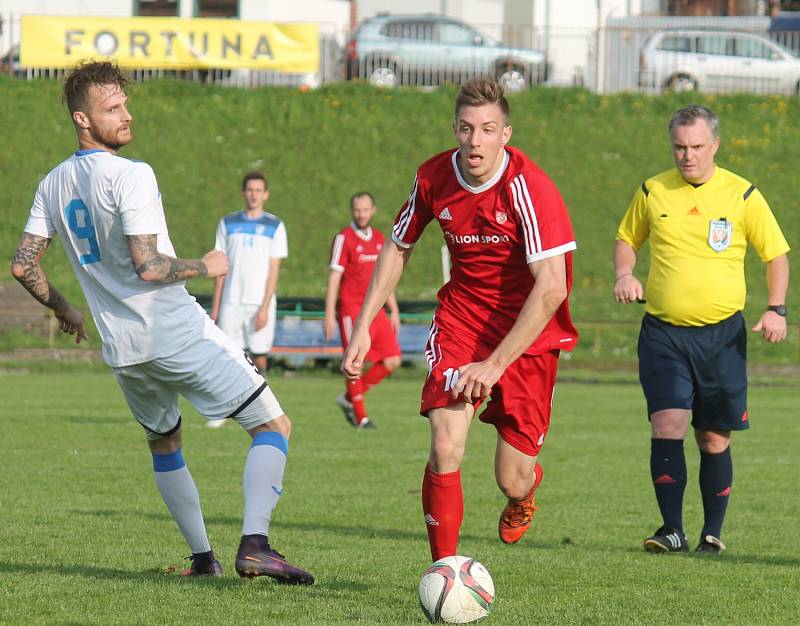 Novojičínští fotbalisté (v červeném) doma porazili Havířov 3:1.