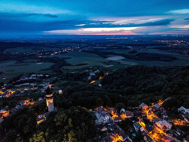 Štramberk za stmívání a ve světle pouličních lamp.