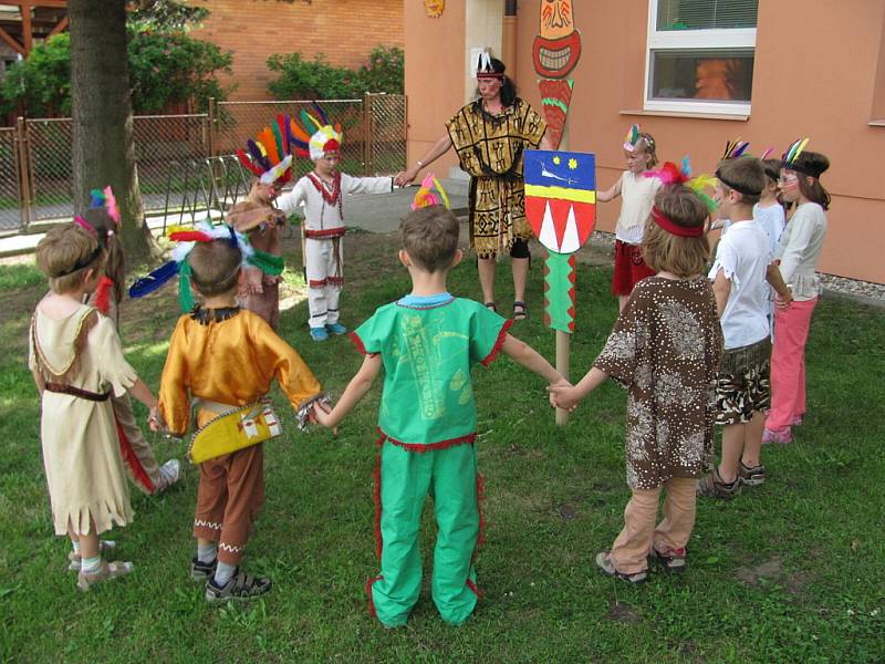 Závišičtí předškoláci strávili den i noc jako Indiáni.