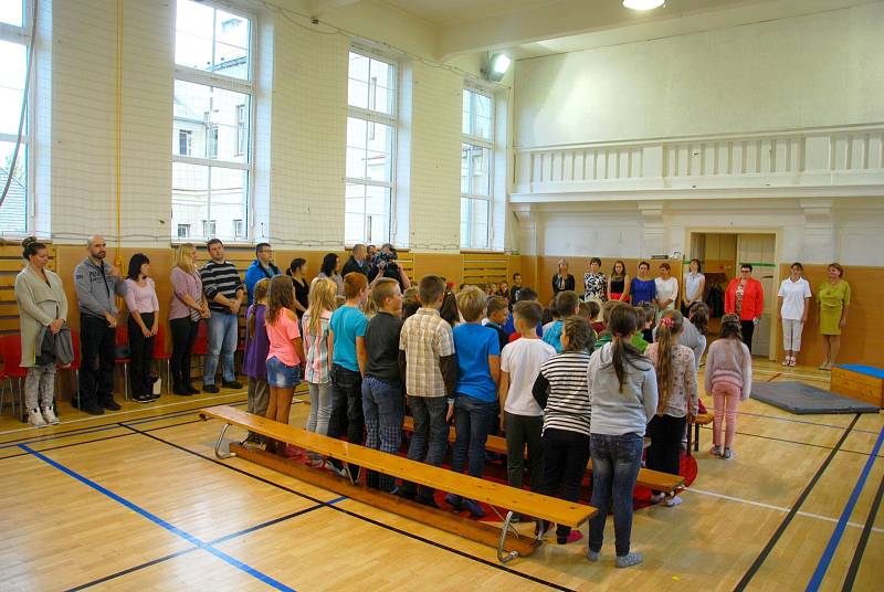 Natěšení na svůj první školní rok byli v pondělé prvňáčci, kteří usedli do lavic v Základní a mateřské škole v Ženklavě.