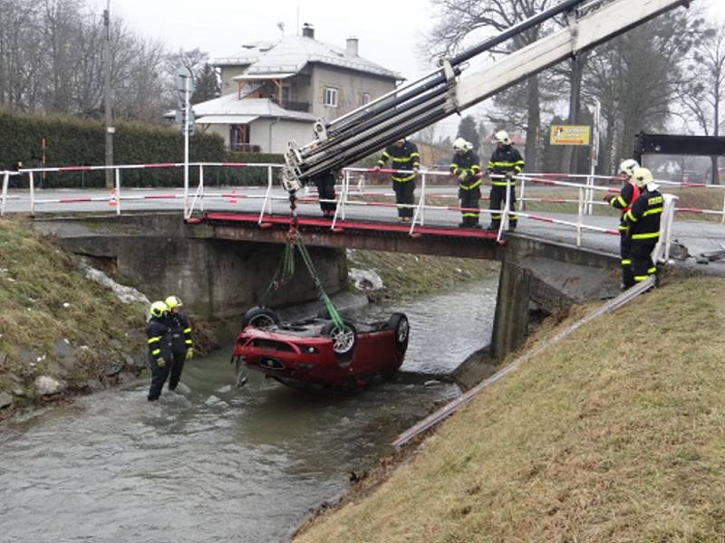 Zásah hasičů u dopravní nehody ve Velkých Albrechticích. 