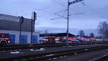 Tři desítky profesionálních a dobrovolných hasičů z pěti jednotek zaměstnal v pátek odpoledne a večer únik kapalného benzolu z železniční cisterny v železniční stanici Studénka.